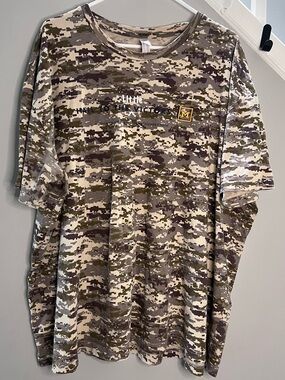 0025: Hail to the Little Victors U of M Camo Graphic Men's T-Shirt - Olive/Beige